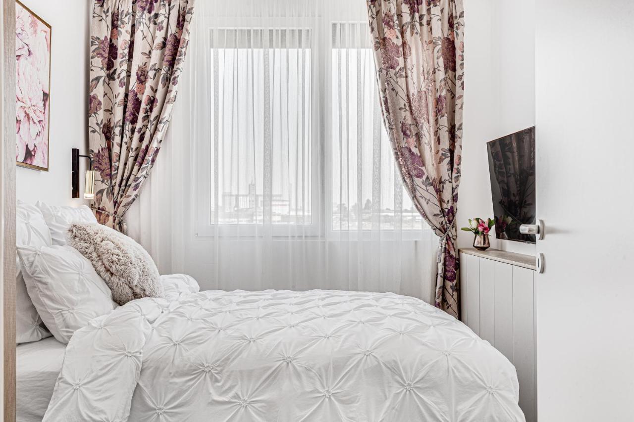Elegant Apartment Near Afi & Atrium Mall Арад Екстер'єр фото